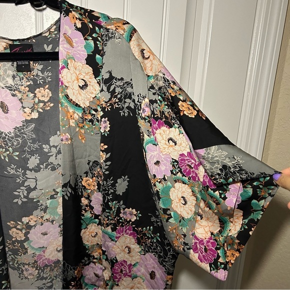 Torrid Black & Multi-Colored Floral Kimono Size 3X - Picture 2 of 6
